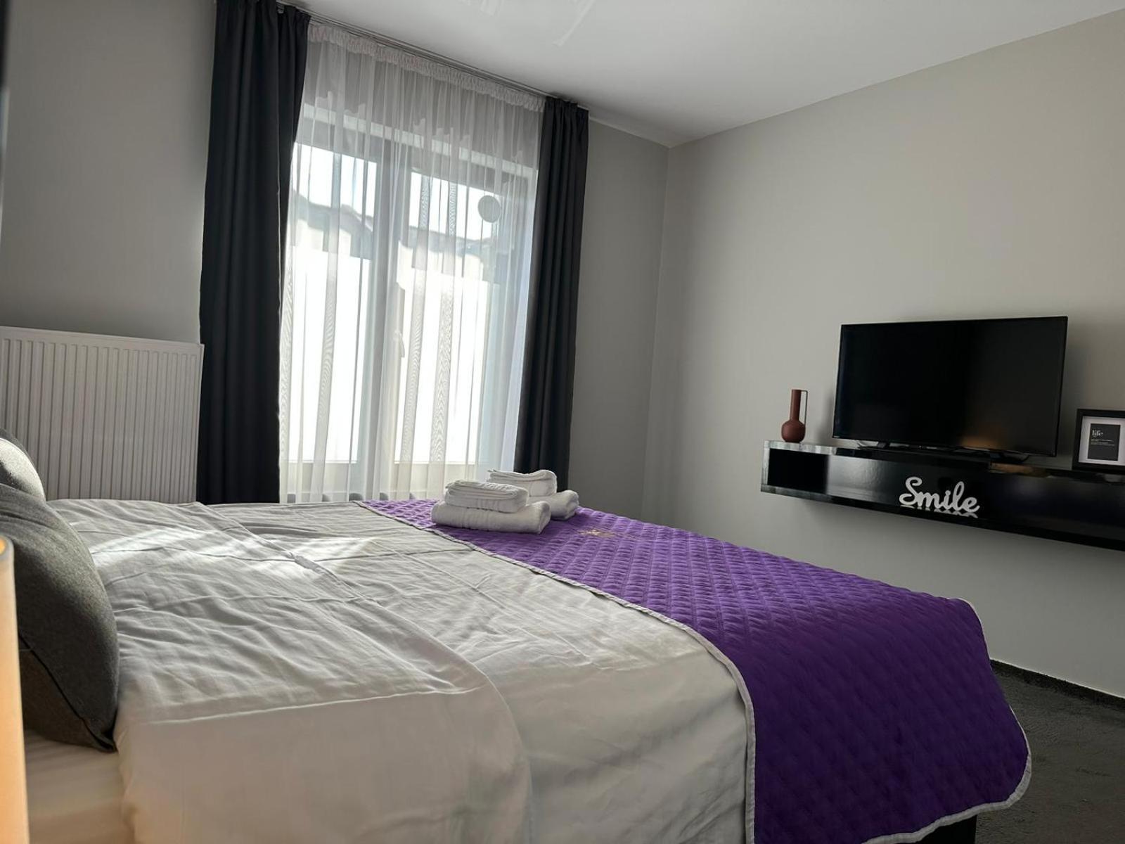 Luxury Glam Apartments & Studios Near Coresi Mall Braşov Exterior foto