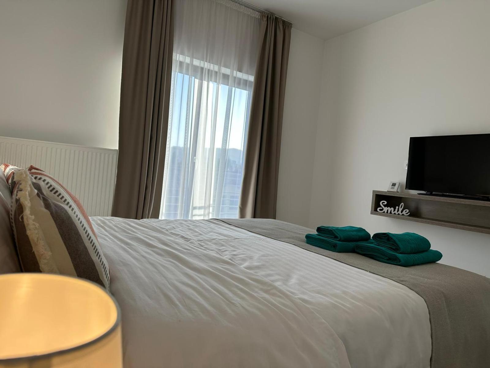 Luxury Glam Apartments & Studios Near Coresi Mall Braşov Exterior foto