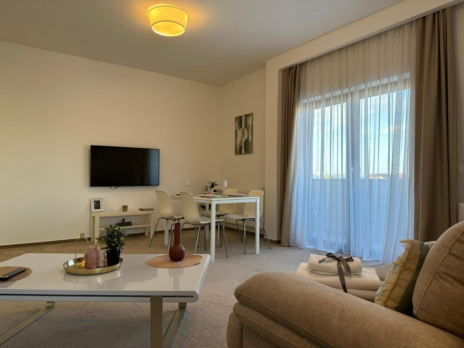 Luxury Glam Apartments & Studios Near Coresi Mall Braşov Exterior foto