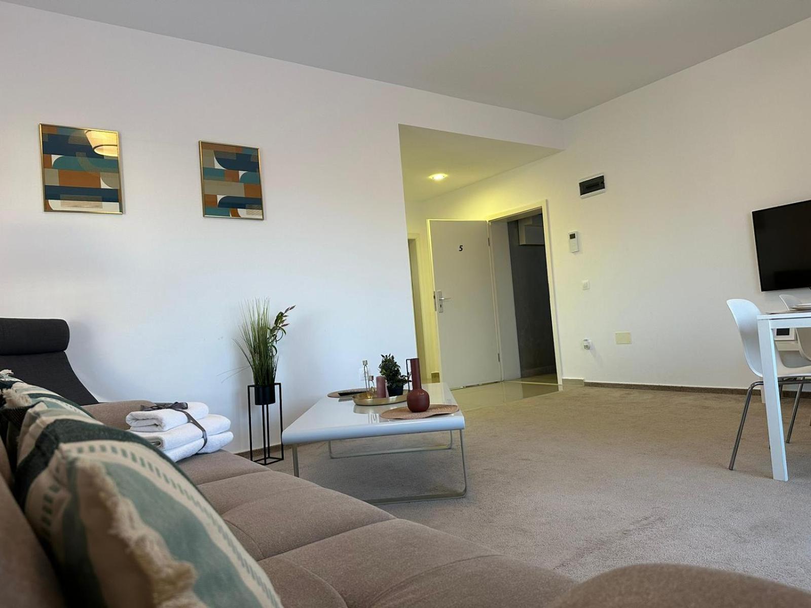 Luxury Glam Apartments & Studios Near Coresi Mall Braşov Exterior foto